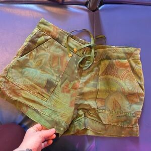 Green cotton Desigual shorts. Summery, flowery, and comfy!